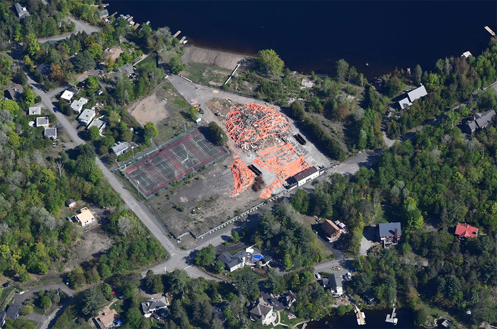 Vue aérienne oblique des ruines du Centre commercial du Domaine-de-l'Estérel