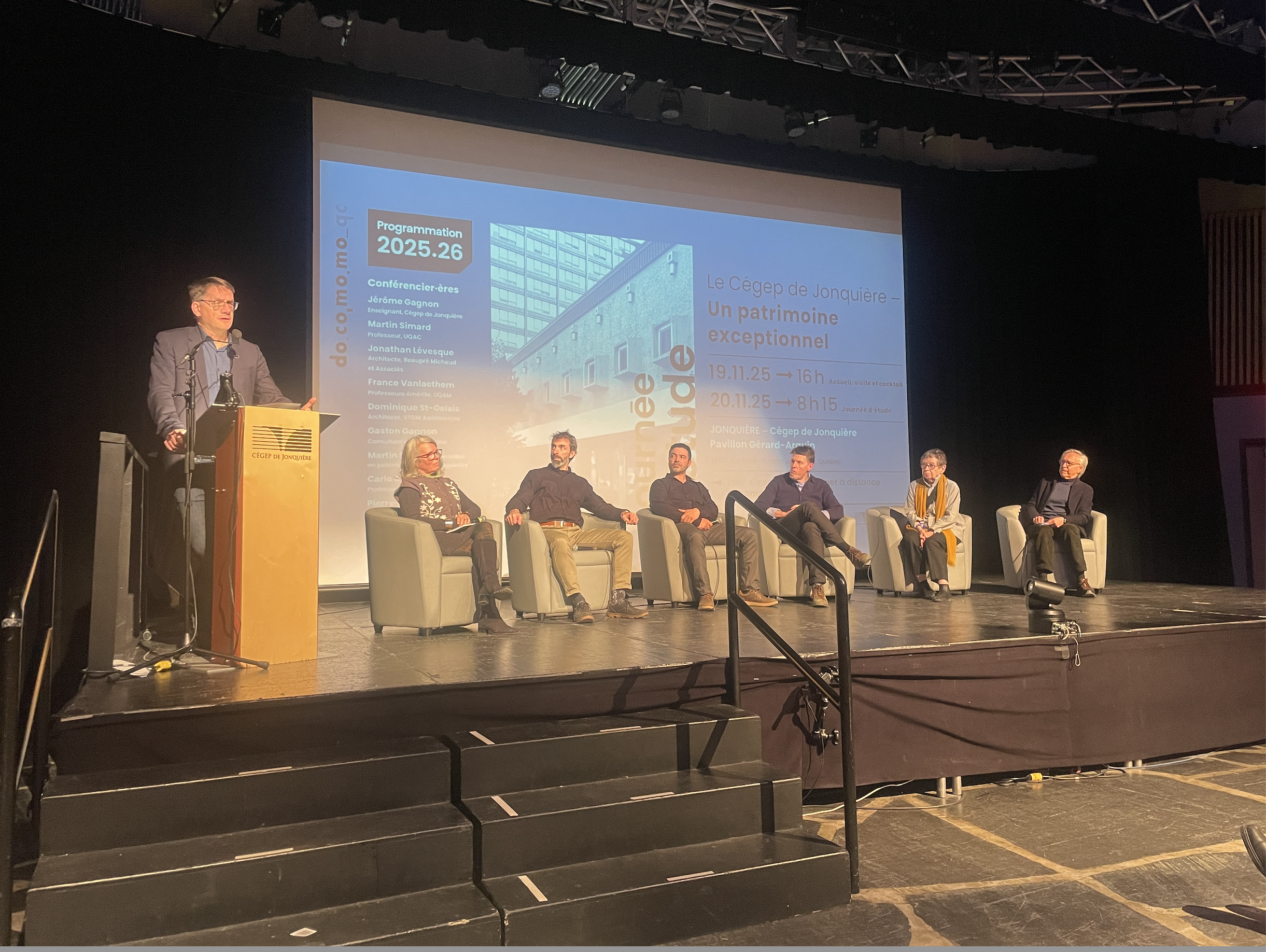 Allocution ce clôture de Sylvain Goudreault, directeur général du Cégep, en présence des participants à la table ronde : Anne Rioux, Martin Simard, Pierre-Luc Dallaire, Carlo Carbone, France Vanlaethem et Gaston Gagnon.