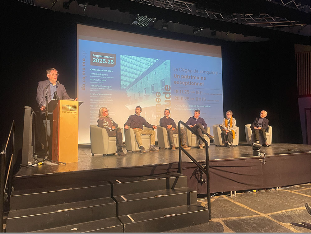 Allocution ce clôture de Sylvain Goudreault, directeur général du Cégep, en présence des participants à la table ronde : Anne Rioux, Martin Simard, Pierre-Luc Dallaire, Carlo Carbone, France Vanlaethem et Gaston Gagnon.