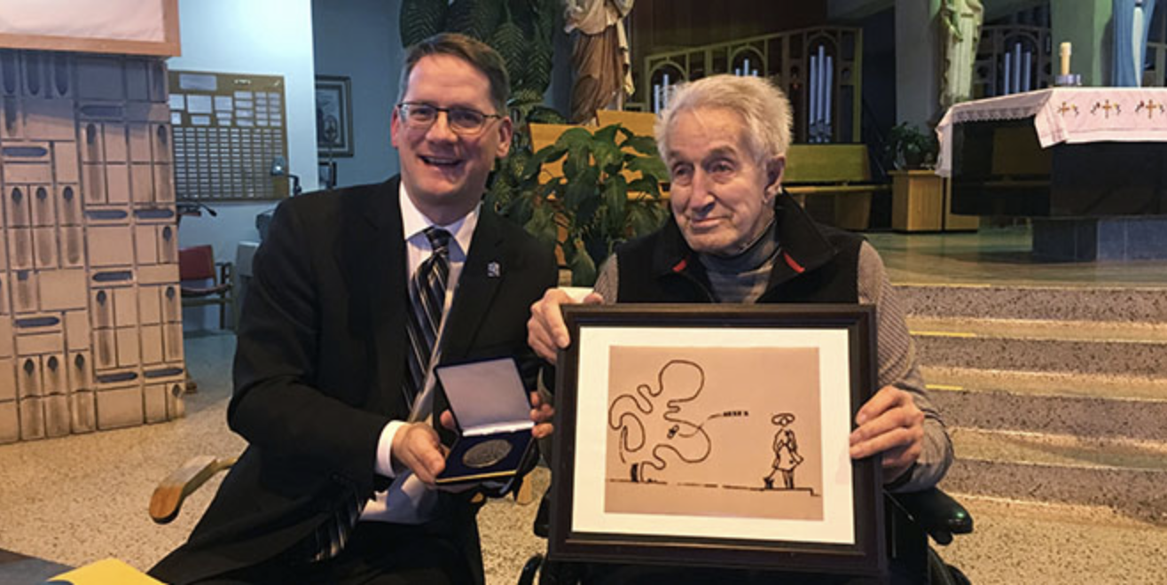 Remise de la médaille de l’Assemblée nationale à l’architecte Jacques Jacques Coutu par Sylvain Gaudreault, dans l’église Saint-Mathias à Saguenay, janvier 2019.