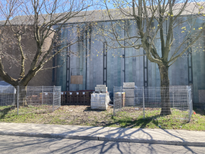 Façade latérale fermée par le vitrail en acrylique de Jean-Paul Mousseau, église Saint-Gérard-Majella, 8 mai 2022. Crédit : FVL.